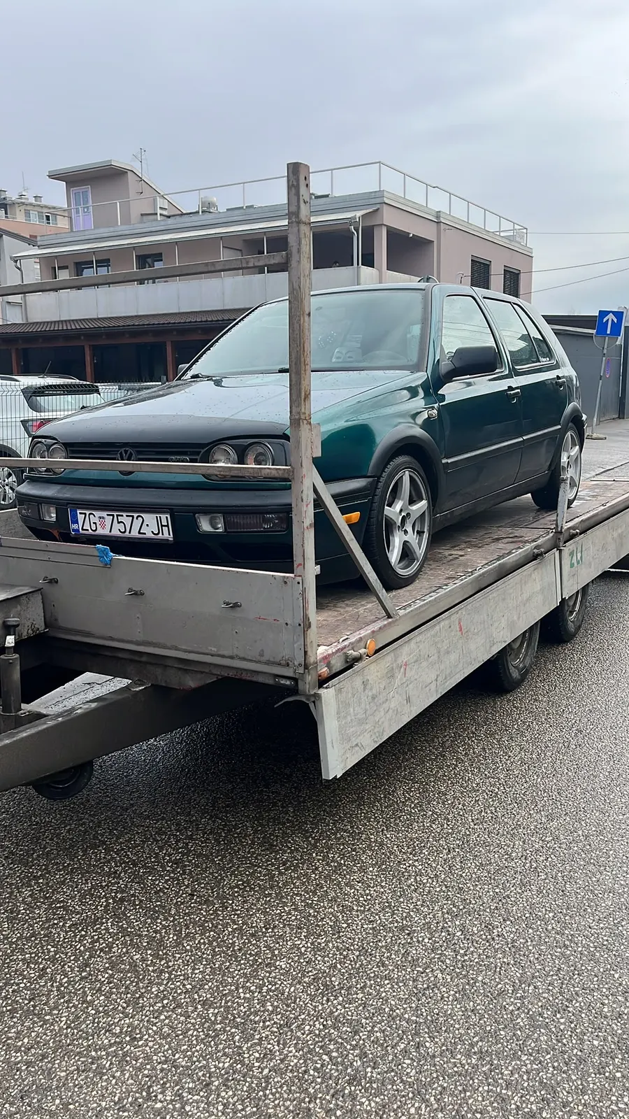 Odvoz i otkup vozila Zagreb — staro vozilo utovareno na pauk vozilo za odvoz