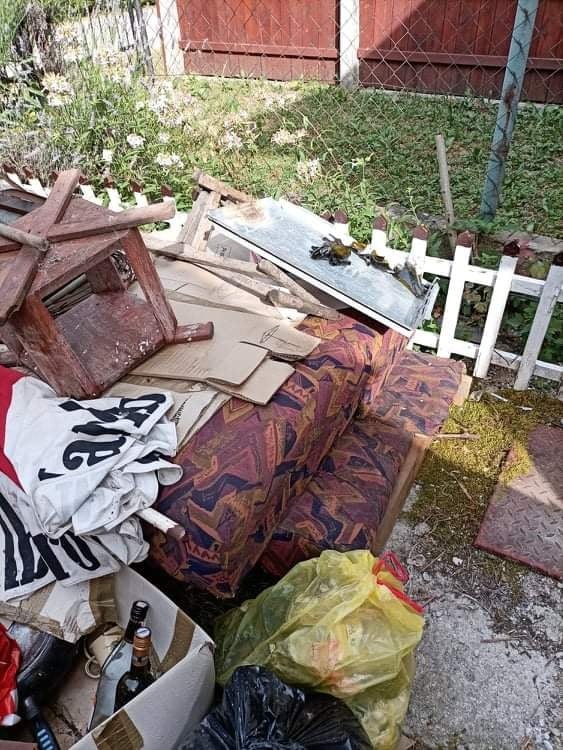 Glomazni otpad, stari namještaj i vreće pripremljeni za odvoz iz dvorišta